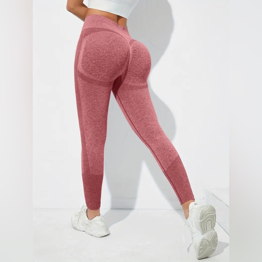Super cute butt scrunched leggings, never worn